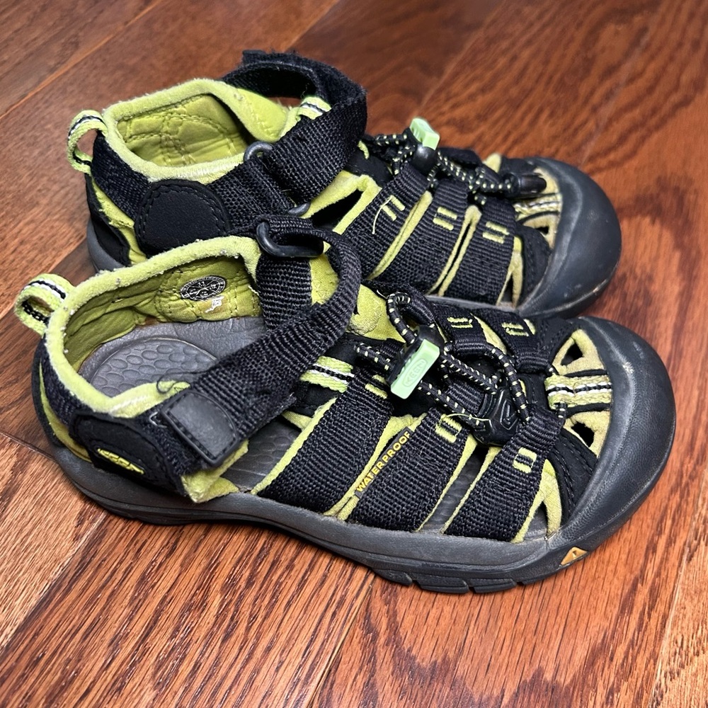 KEEN Kids Newport H2 Waterproof Black and Green Sandals - size 11 - Picture 3 of 8